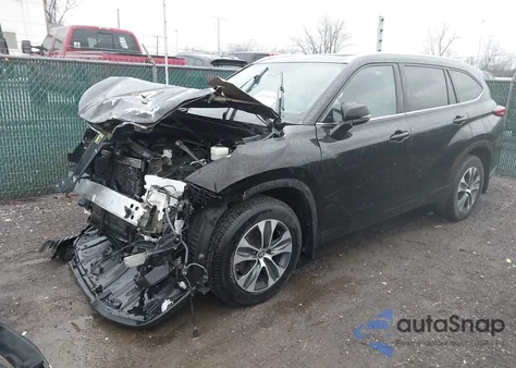 2020 Toyota Highlander Xle z USA, uszkodzony, nr VIN 5TDHZRBH8LS009983
